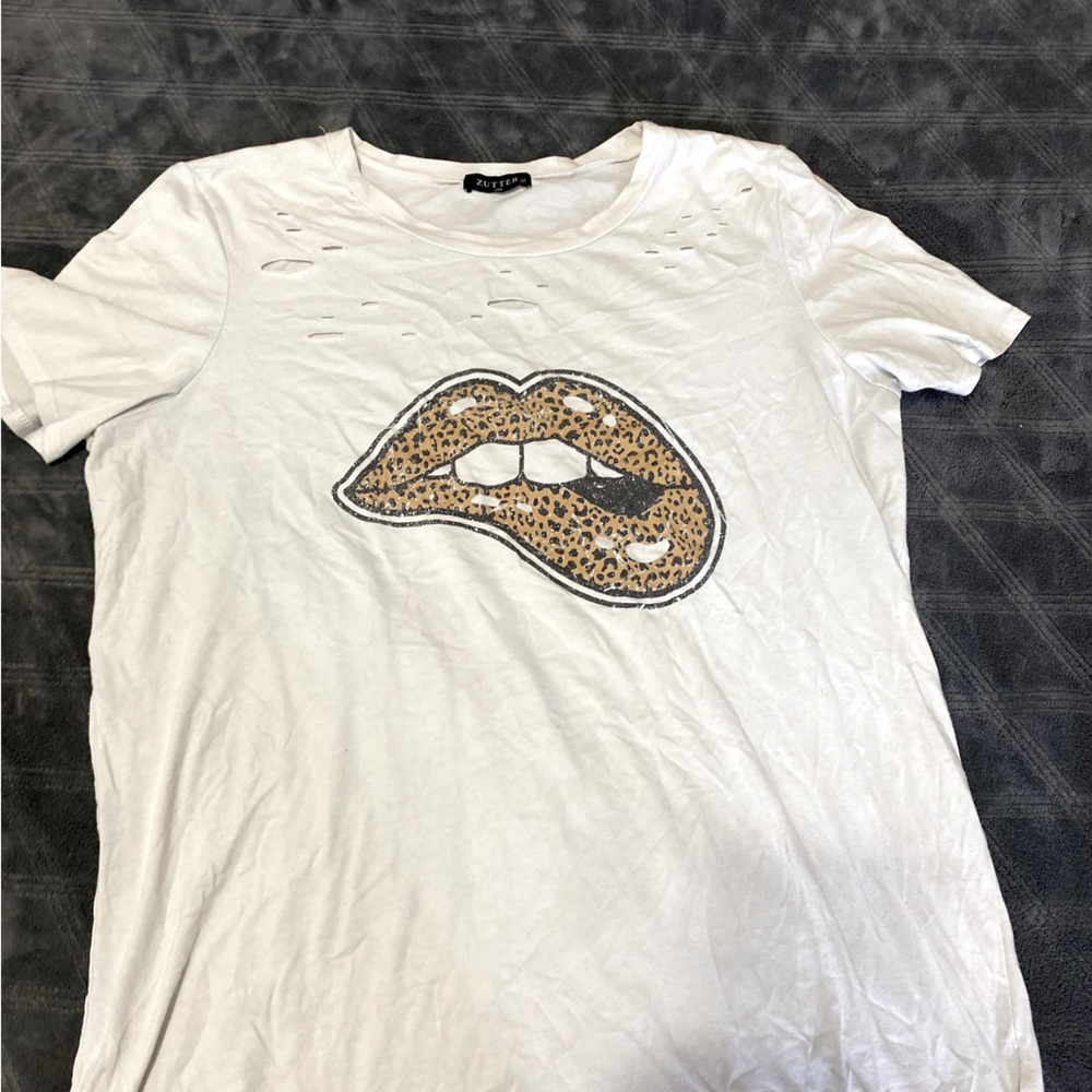 Distressed, graphic tea with leopard lips, biting